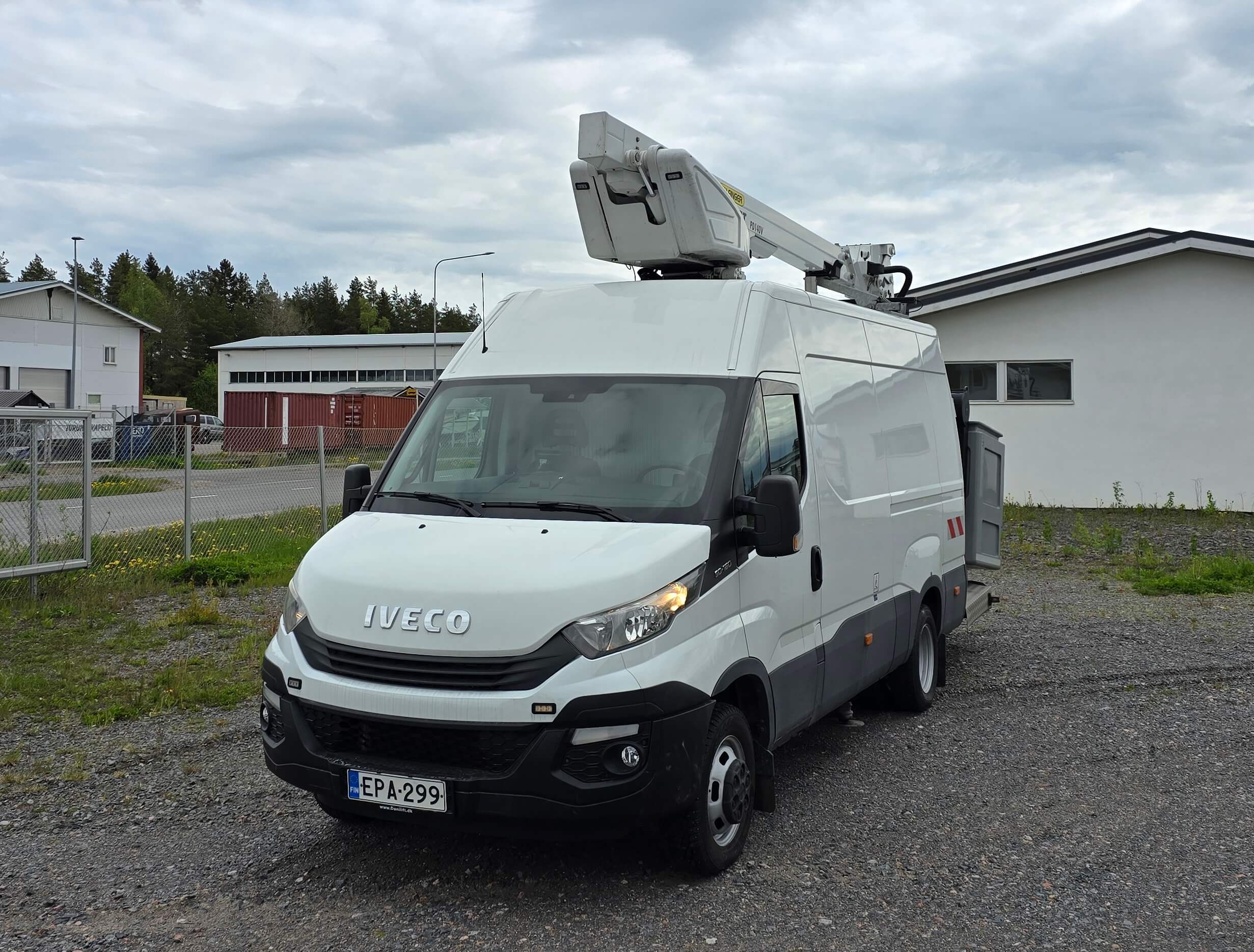 Iveco 50C18 nostolava-auto rakennustyömaille
